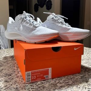 Nike Air Zoom Pegasus 37
Women's Size 10